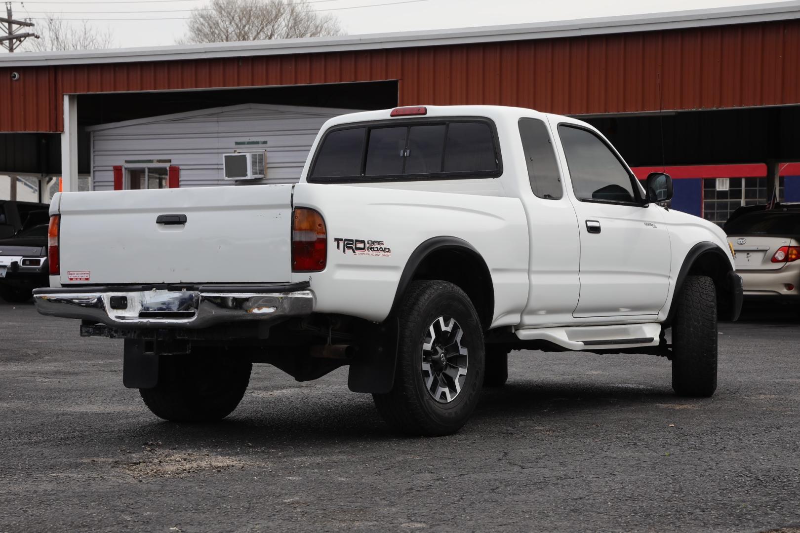 2000 WHITE TOYOTA TACOMA PreRunner Xtracab V6 2WD (4TASN92N1YZ) with an 3.4L V6 DOHC 24V engine, 4-SPEED AUTOMATIC transmission, located at 420 E. Kingsbury St., Seguin, TX, 78155, (830) 401-0495, 29.581060, -97.961647 - Photo#4